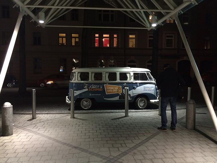 Der Wahlkampfbus von Oberbürgermeisterkandidat Josef Schmid (CSU) vor dem KVR.
