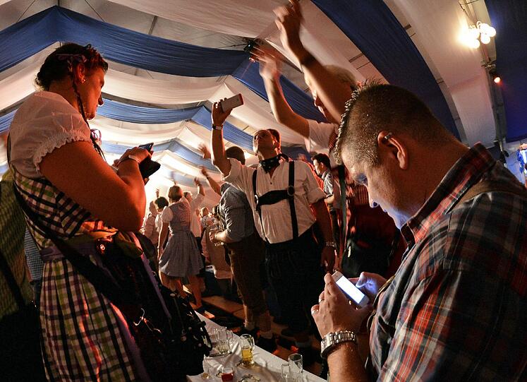 Zünftig geht's auch auf dem Oktoberfest in Köln zu.
