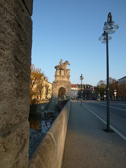 Die Statue von Otto von Wittelsbach auf der Wittelsbacher Brücke.