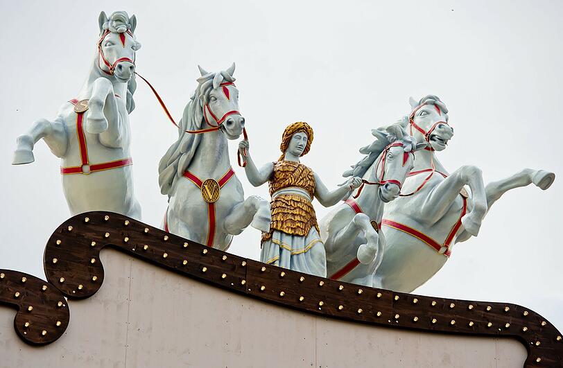 Die Bavaria zügelt vier wilde Schimmel auf dem Dach des Marstall-Zeltes.