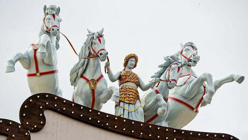 Die Bavaria zügelt vier wilde Schimmel auf dem Dach des Marstall-Zeltes. Die Bavaria zügelt vier wilde Schimmel auf dem Dach des Marstall-Zeltes.