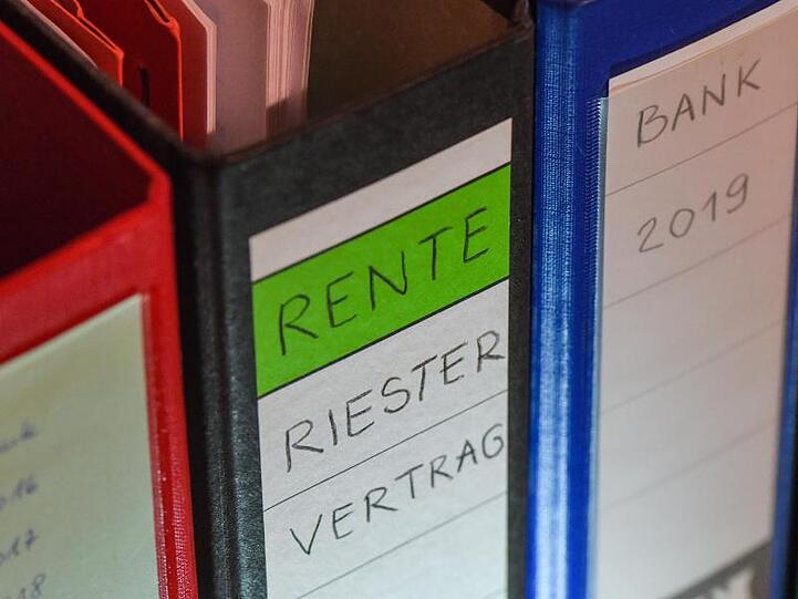 Verbraucherschützer haben die Praxis mancher Versicherer kritisiert, Riester-Sparer in bestimmten Fällen doppelt zur Kasse zu bitten.
