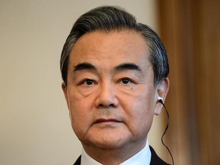 Chinas Außenminister Wang Yi warnt davor, dass der wirtschaftliche Protektionismus der amerikanischen Regierung die Welt in eine Rezession stürzen könnte.