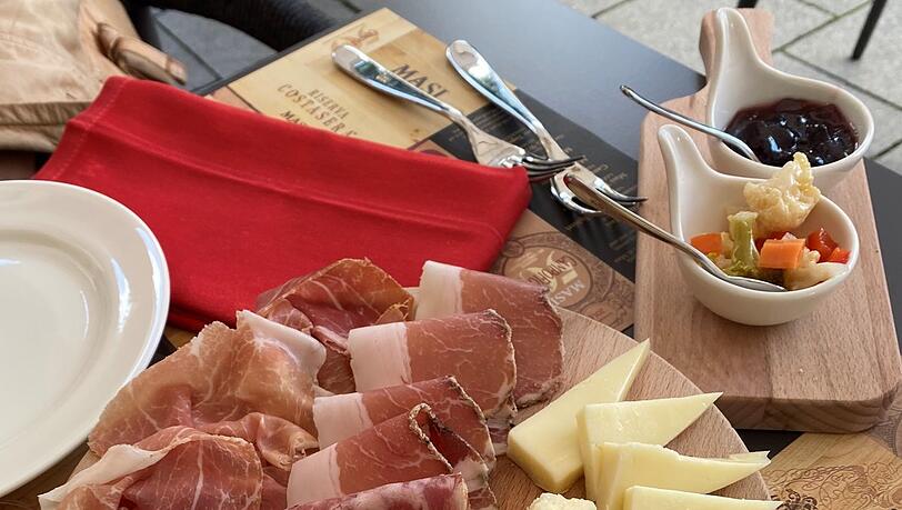 Feiner Schinken, Salami und Käse - als Snack oder zur Vorspeise. Feiner Schinken, Salami und Käse - als Snack oder zur Vorspeise.
