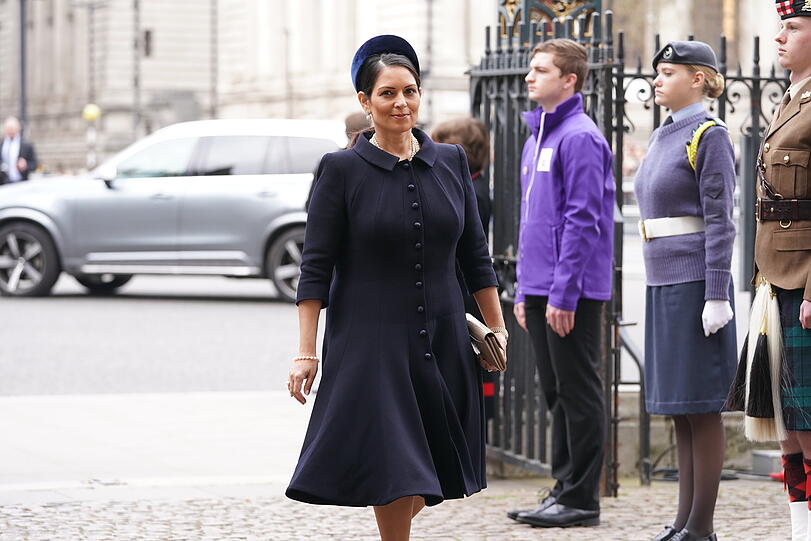 Priti Patel, Innenministerin von Großbritannien, trifft zu einem Gedenkgottesdienst für Prinz Philip in der Westminster Abbey ein.