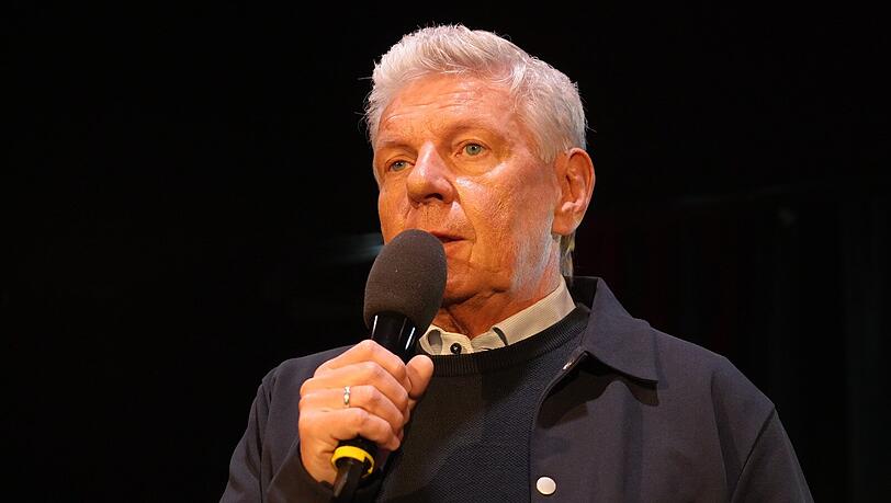 Ein sichtlich angefasster Dieter Reiter steht vor seine Partei und gratuliert seinem Konkurrenten zum Wahlsieg.