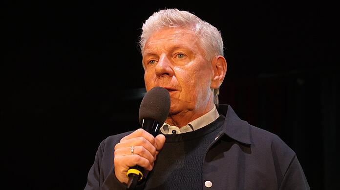 Ein sichtlich angefasster Dieter Reiter steht vor seine Partei und gratuliert seinem Konkurrenten zum Wahlsieg.