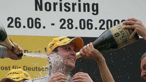 Hoch den Pott: Mercedes-Pilot Jamie Green nach seinem zweiten Sieg am Norisring in Folge.