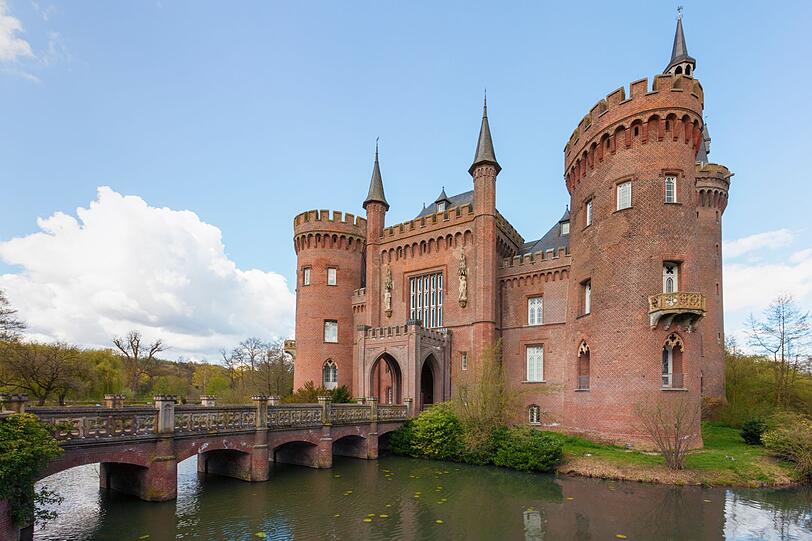 Vor 700 Jahren wurde dieses Wasserschloss bei Bedburg-Hau im Kreis Kleve urkundlich zum ersten Mal erwähnt. Seitdem hat das Schloss Moyland viele Zerstörungen durch Kriege hinter sich. 1987 wurde die schöne Schlossanlage vollumfänglich rekonstruiert und ist seit 1997 ein Museum für die private Sammlung moderner Kunst der Brüder van der Grinten, die den Wiederaufbau finanzierten. Vor 700 Jahren wurde dieses Wasserschloss bei Bedburg-Hau im Kreis Kleve urkundlich zum ersten Mal erwähnt. Seitdem hat das Schloss Moyland viele Zerstörungen durch Kriege hinter sich. 1987 wurde die schöne Schlossanlage vollumfänglich rekonstruiert und ist seit 1997 ein Museum für die private Sammlung moderner Kunst der Brüder van der Grinten, die den Wiederaufbau finanzierten.