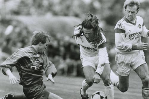 Bayern-Schreck: Sergio Zarate, am 28. März 1992 Doppeltorschütze, geht an Verteidiger Markus Münch vorbei. Charly Dorfner (r.) sieht genau zu.