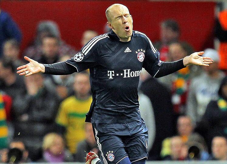 Robben wechselte nach München an die Säbener Straße, strafte alle seine Kritiker wieder einmal Lügen und wurde unter seinem Landsmann Louis van Gaal zum maßgeblichen Faktor für die erfolgreiche Bayern-Saison. Gleich bei seinem Bundesligadebüt konnte Robben zwei Treffer erzielen. In der Champions League sicherte er dem FC Bayern mit seinen wichtigen Toren gegen Florenz und Manchester United den Einzug ins Finale.