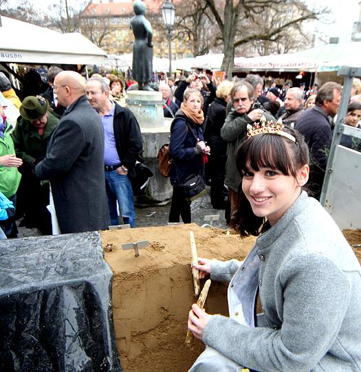 Spargelkönigin Daniela Kögler hat am Mittwoch auf dem Viktualienmarkt gemeinsam mit dem bayerischen Landwirtschaftsminister Brunner die Spargelsaison eröffnet. Spargel ist die flächenmäßig bedeutendste Gemüsekultur in Bayern. Bayerischer Spargel kostet zwischen sieben und neun Euro pro Kilogramm. Die wichtigsten Anbaugebiete in Bayern sind Franken, die Region um das schwaebische Schrobenhausen sowie um Abensberg in Niederbayern. Sehen Sie hier die Bilder vom Viktualienmarkt.