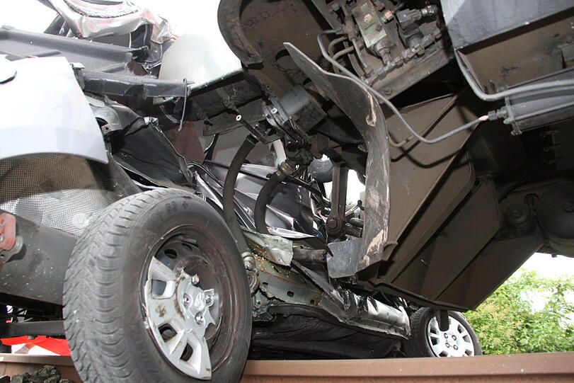 Bei einem schweren Unfall mit einem Regionalzug ist am Mittwochmorgen eine junge Autofahrerin ums Leben gekommen.