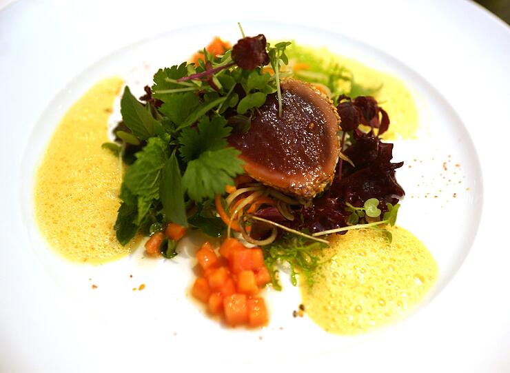 1. Gang: Sashimi-Tuna im Sesammantel auf Salat von Karotte und grüner Papaya mit Shizo-Kresse und Kokos-Limonenschaum