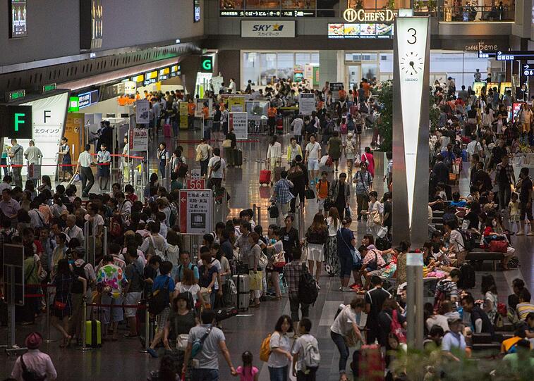Gestrandete Passagiere am Haneda Airport in Tokyo.
