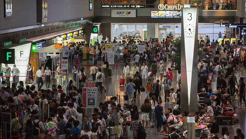 Gestrandete Passagiere am Haneda Airport in Tokyo. Gestrandete Passagiere am Haneda Airport in Tokyo.