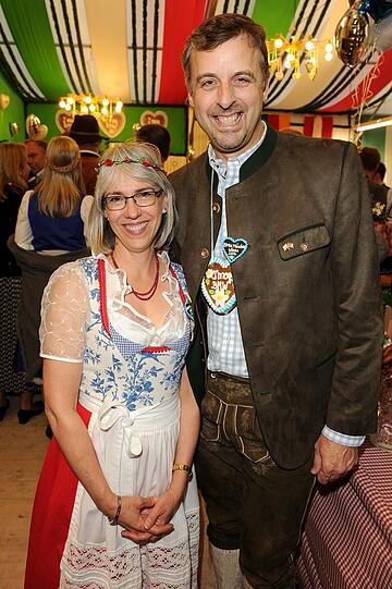 Auf die Wiesn nur in Tracht: Generalkonsul Bill Moeller mit seiner Ehefrau Nancy.
