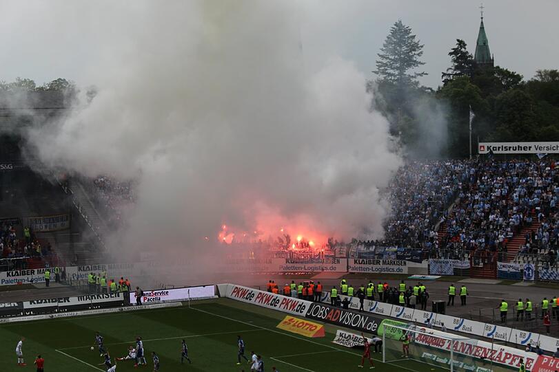 Die Bilder von der Pyro-Show der Löwen-Fans in Karlsruhe