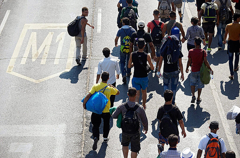 170 Kilometer Fußmarsch haben die Flüchtlinge von Budapest bis zur österreichischen Staatsgrente vor sich. Die bewegenden Bilder.