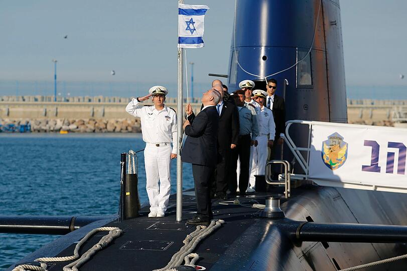 Israels Ministerpräsident hisst die israelische Flagge an Bord des U-Bootes "Rahav" während einer Willkommenszeremonie in Haifa.