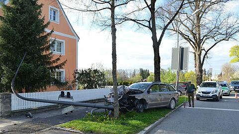 Das Ende einer Fahrt außer Kontrolle: Der VW kracht gegen eine Ampel.