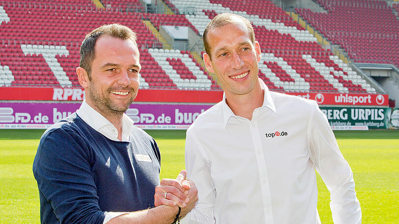 Jeff Strasser (r) wird  im Fritz-Walter-Stadion in Kaiserslautern von Sportdirektor Boris Notzon vorgestellt.