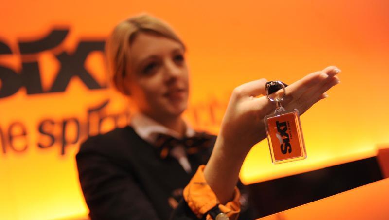 Eine Mitarbeiterin des Autovermieters Sixt übergibt einer Kundin den Schlüssel für einen Mietwagen. Foto: Andreas Gebert/Archiv Eine Mitarbeiterin des Autovermieters Sixt übergibt einer Kundin den Schlüssel für einen Mietwagen. Foto: Andreas Gebert/Archiv