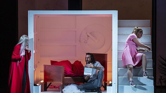 Das Konzept des "Urfaust" im Theaterzelt spielt mit Treppen, Kästen, Wänden - und erzeugt so Nähe, wo eigentlich keine Nähe sein darf. Hier treffen sich Maphistopheles (Ursula Erb), Faust (Julian Ricker) und Gretchen (Friederike Baldin) auf der Bühne.