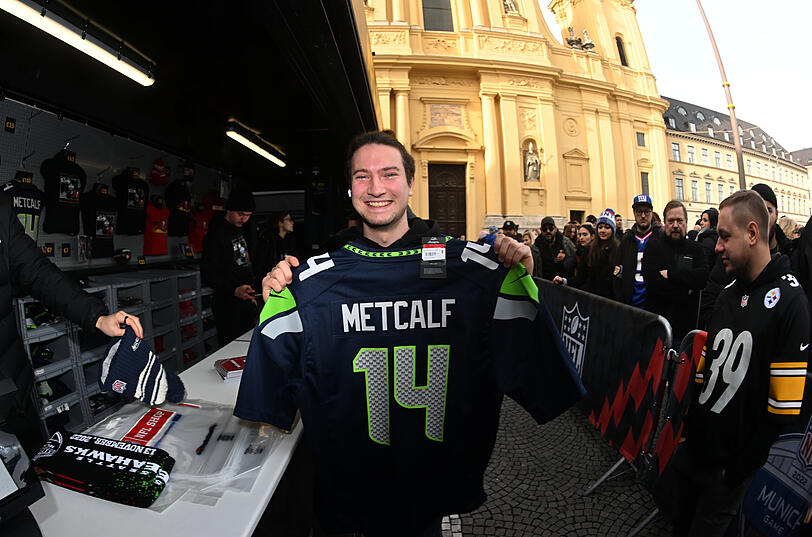 Niklas Klosek hat im Shop am Odeonsplatz ein Trikot mit der Nr. 14 (American-Football-Spieler Metcalf von den Seattle Seahawks) gekauft.