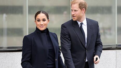 Prinz Harry und Herzogin Meghan haben sich offenbar von vier Angestellten getrennt.