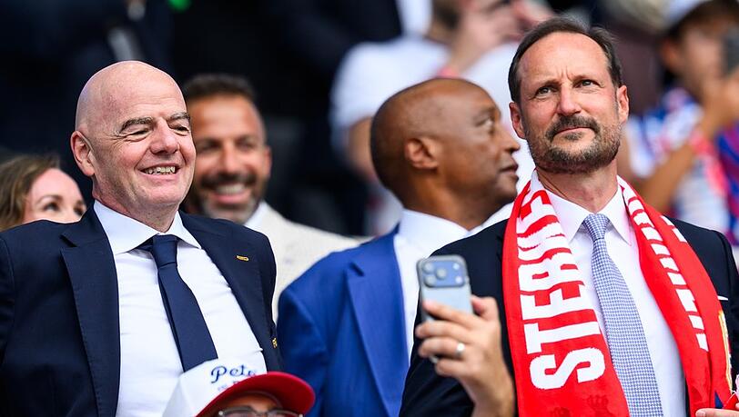 Neben Gianni Infantino verfolgte Kronprinz Haakon das Viertelfinale in Miami. Neben Gianni Infantino verfolgte Kronprinz Haakon das Viertelfinale in Miami.