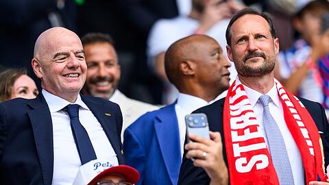 Neben Gianni Infantino verfolgte Kronprinz Haakon das Viertelfinale in Miami. Neben Gianni Infantino verfolgte Kronprinz Haakon das Viertelfinale in Miami.