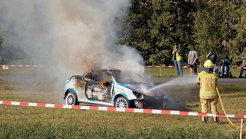 Ein Feuerwehrmann ist bei der Übung in Mittelfranken verletzt worden. Ein Feuerwehrmann ist bei der Übung in Mittelfranken verletzt worden.