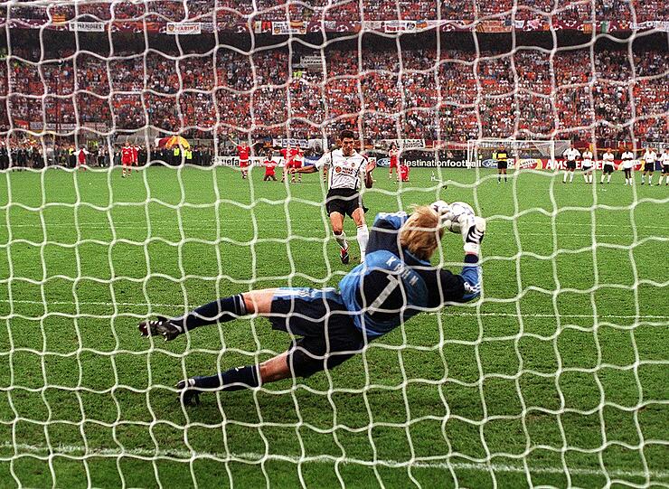 Das war's: Oliver Kahn hält 2001 den Elfmeter von Pellegrino - die Bayern haben den Pott.