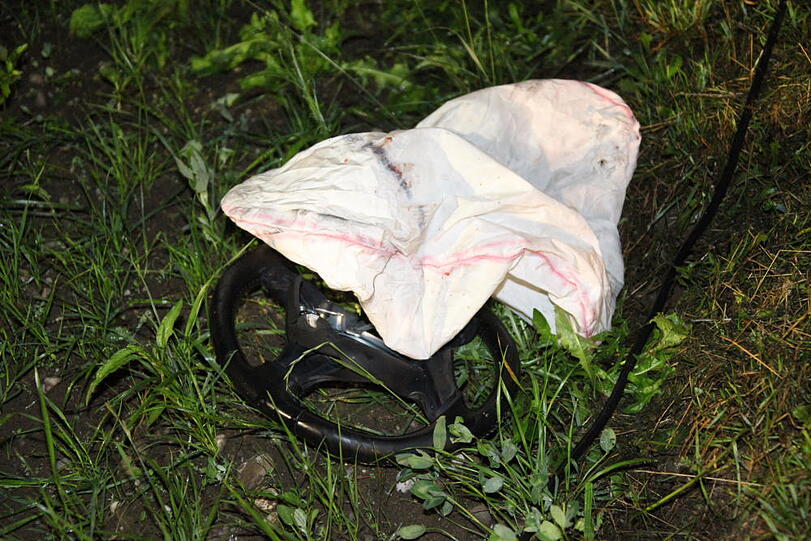 Ein 33-Jähriger ist in Unterreith bei Mühldorf mit seinem Wagen aus einer Kurve geflogen und gegen einen Baum geprallt. Der Fahrer war sofort tot. Am Unfallort wurde eine Bierflasche gefunden, die offenbar aus dem Auto geschleudert worden war. Die Bilder...