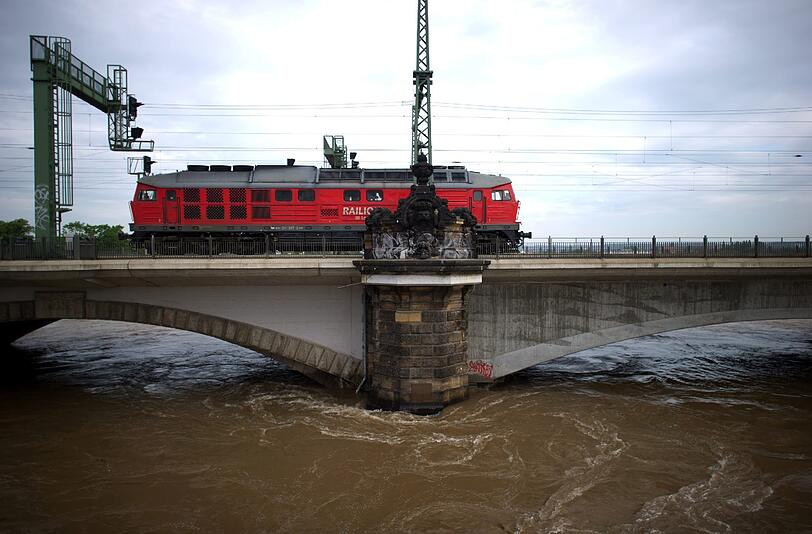 Hochwasser in Dresden: Die Elbe tritt über die Ufer.
