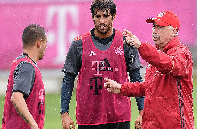 Ist er die Lösung? Javi Martínez bekommt im Training Anweisungen von Bayern-Coach Carlo Ancelotti.