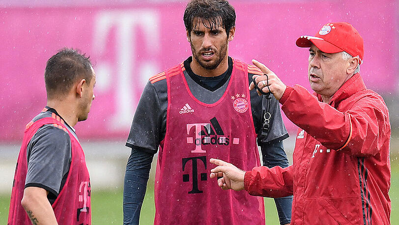 Ist er die Lösung? Javi Martínez bekommt im Training Anweisungen von Bayern-Coach Carlo Ancelotti. Ist er die Lösung? Javi Martínez bekommt im Training Anweisungen von Bayern-Coach Carlo Ancelotti.