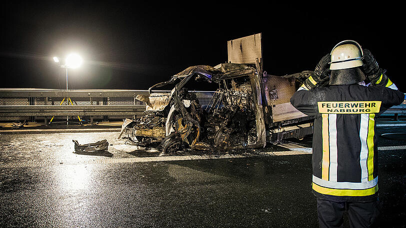 Im Kleinlaster verbrennen zwei Menschen nach dem Auffahrufall auf der A6. Die Bilder der Nacht.