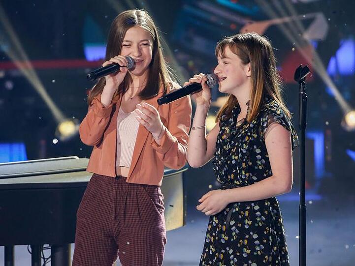 Die Schwestern Mimi (l) und Josefin ("Josy") beim Finale der Sat.1-Castingshow "The Voice Kids". Foto: Gerald Matzka/dpa-Zentralbild/dpa/Archivbild