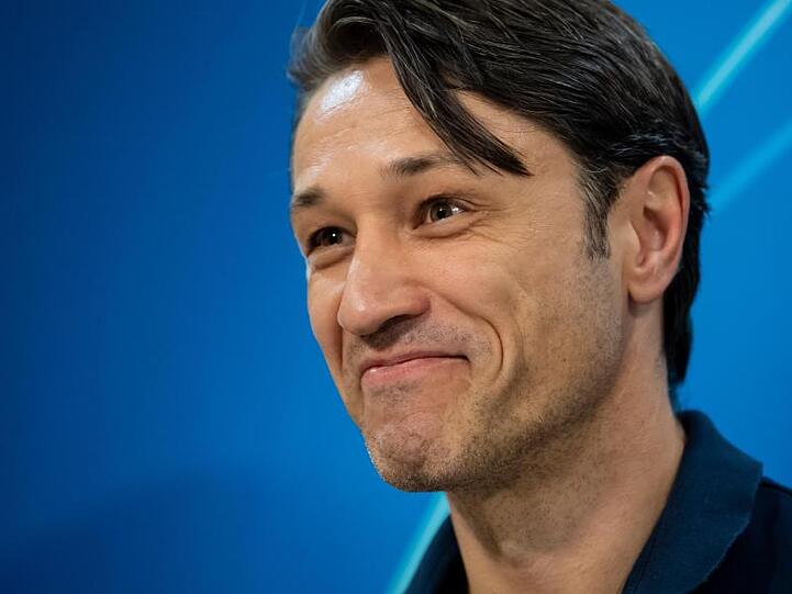 Trainer Niko Kovac sitzt auf dem Podium. Foto: Sven Hoppe/dpa