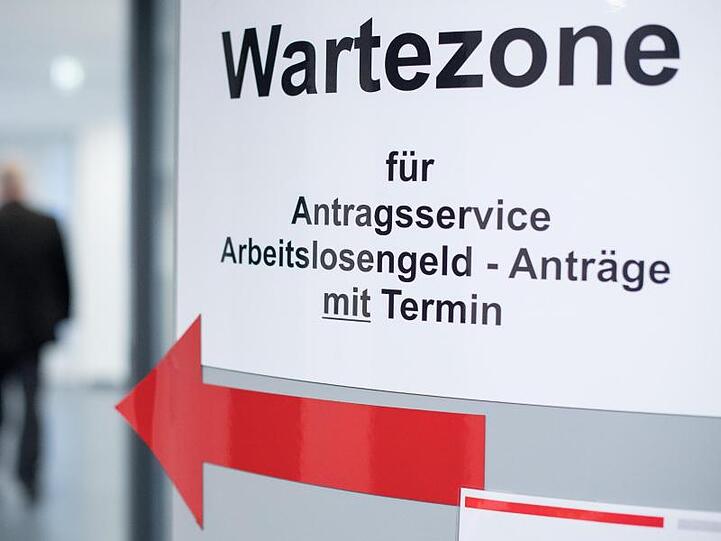 Laut führenden Wirtschaftsforschungsinstituten wird die Arbeitslosenquote auf 5,9 Prozent und die Zahl der Kurzarbeiter auf 2,4 Millionen ansteigen.