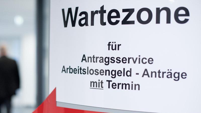 Laut führenden Wirtschaftsforschungsinstituten wird die Arbeitslosenquote auf 5,9 Prozent und die Zahl der Kurzarbeiter auf 2,4 Millionen ansteigen. Laut führenden Wirtschaftsforschungsinstituten wird die Arbeitslosenquote auf 5,9 Prozent und die Zahl der Kurzarbeiter auf 2,4 Millionen ansteigen.