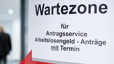 Laut führenden Wirtschaftsforschungsinstituten wird die Arbeitslosenquote auf 5,9 Prozent und die Zahl der Kurzarbeiter auf 2,4 Millionen ansteigen.