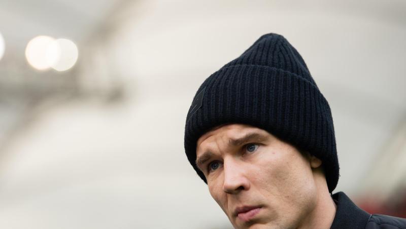 Holger Badstuber vom VfB Stuttgart steht vor einem Spiel im Stadion.