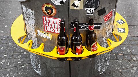 Pfandring für Pfandflaschen an einem Mülleimer. (Symbolbild)