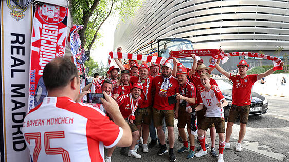 Mach mal Foto! - Rund 4.000 Bayern-Fans sind gleich in der Arena, die im Hintergrund glänzt.