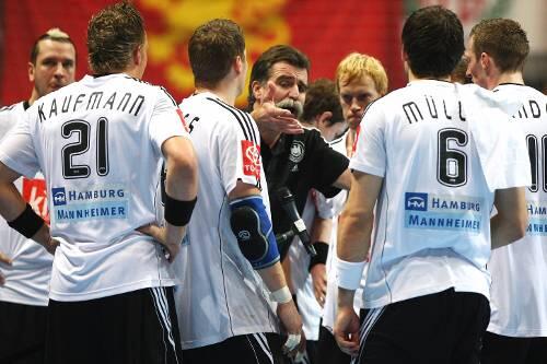 Heiner Brand inmitten seines Teams.