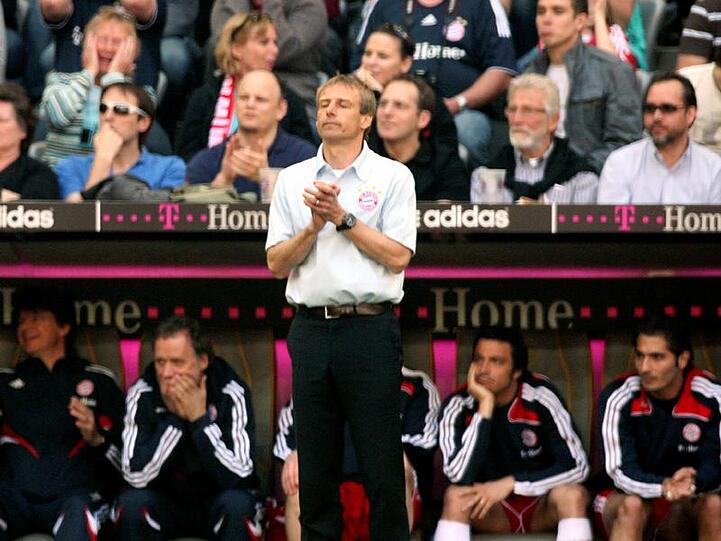 Jürgen Klinsmann (M) gestikuliert während der Begegnung gegen den FC Schalke 04.