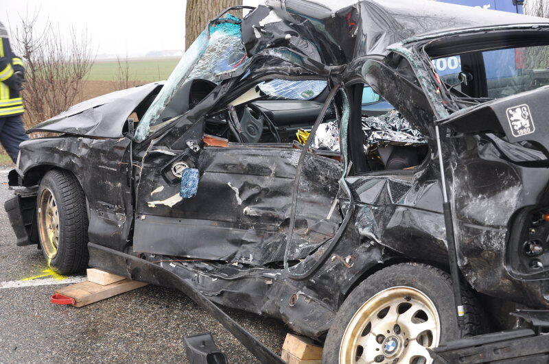 Am Donnerstagmorgen kam es auf der B299 zwischen Altötting und Unterneukirchen zu einem schweren Verkehrsunfall. Der Fahrer eines BMWs überholte mehrere Fahrzeuge und kam dabei ins schleudern. Daraufhin kollidierte das Fahrzeug mit einem Kleintransporter. Dieser erfasse den BMW seitlich auf der Fahrerseite.

Der Fahrer des erlag sofort seinen Verletzungen. Der Fahrer des Transporters wurde mit leichten Verletzungen ins Krankenhaus gebracht.